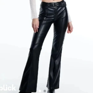 Skinnbyxor newyorker lågmidjade bootcut - Fknt skick förutom öglan som är lös se sista bilden, det syns inte när man har på sig dem