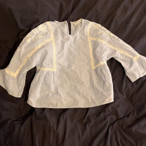 Blå söt Blus - Denna söta blus från Zara har fin brodering och är en somrig blå färg. Den är i toppskick förutom att knappen baktill har gått av lite. Blusen är ganska kort och ärmarna är utsvängda ner till, verkligen super fin till allt! I blusen står det att den är i storlek M men skulle nog säga mer en S.💞