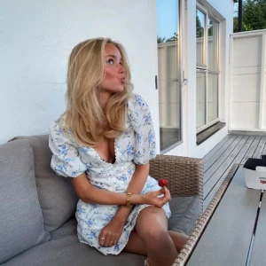 Blommig kortklänning med volang - Säljer denna klänning liknade den från zara i storlek M men skulle säga att den definitivt passar de mindre storlekarna bättre! Alltså s! ❤️💓 kan också tänka mig att byta mot en i en större storlek!