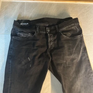 Dondup Jeans George - Tjenare, säljer ett par riktigt snygga Dondup jeans med diskreta slitningar. Skick 9/10 nästan aldrig använt de. Vid frågor eller sådant är det bara att skriva! 🙌