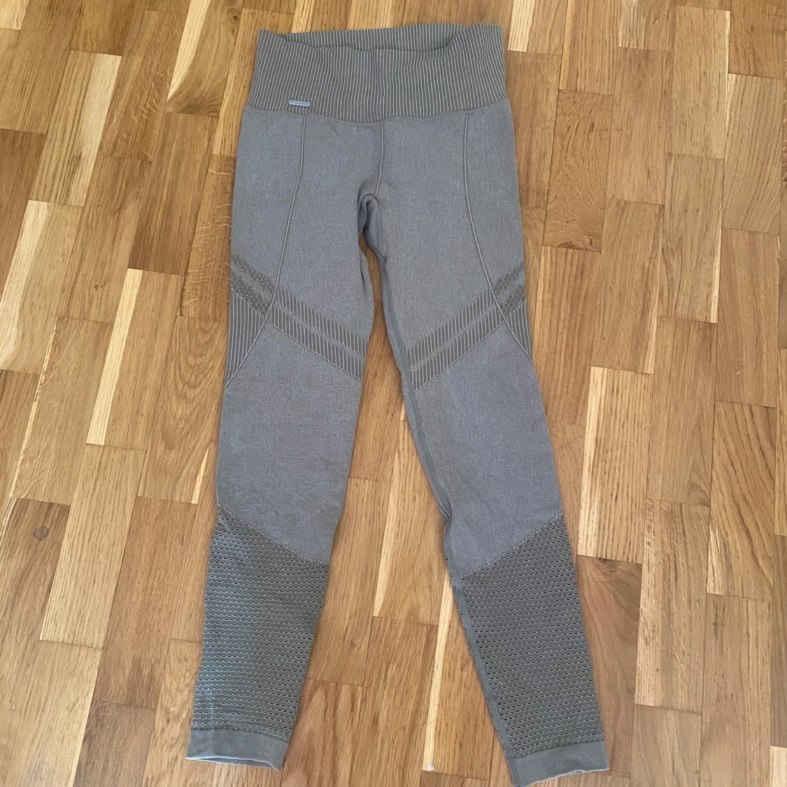 Grå/gröna träningstights från Aim'n