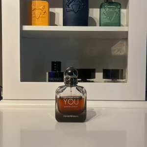 Emporio Armani Stronger With You Absolutely EdP - En elegant parfym från Emporio Armani, Stronger With You Absolutely. Flaskan är mörkbrun med silverfärgad kork och har en modern, stilren design. Doften är intensiv och passar dig som gillar varma, kryddiga toner.