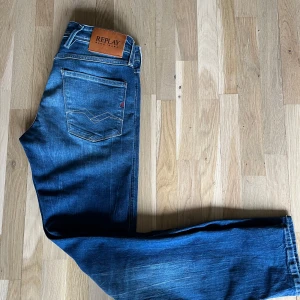Replay Anbass slim fit jeans - Säljer ett par blå Replay Anbass jeans med slim fit. Jeansen har dragkedjegylf och är tillverkade i ett stretchigt denimtyg för extra komfort.