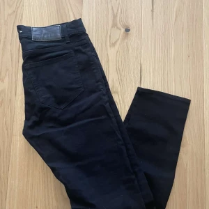 Tiger of sweden jeans 29/32 - Feta svarta tiger of sweden jeans i bra skick🙌🏼 Storlek: 29/32. Pris 249kr!!!!!!