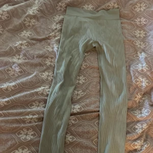 Grå ribbade tränningbyxor  från H&M - Snygga  beiga ribbade träningstights från H&M har några små fläckar men inget man tänker på säljer för att jag inte änvänder dom❤️