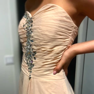 Vacker balklänning med släp S  - En så vacker balklänning köpt på bröllopsbutik🌸💕Färgen är ljusrosa med underklänning i siden och flera lager. Min dotter på bilden är 164 cm lång och är en XS så den är lite stor för henne. Inbyggd reglerbar BH.  