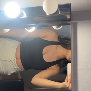 Svart ribbad top - Säljer en svart ribbad linnetopp från Hm, , har bara använt två gånger och kommer inte till mer användning då den inte passar min stil längre