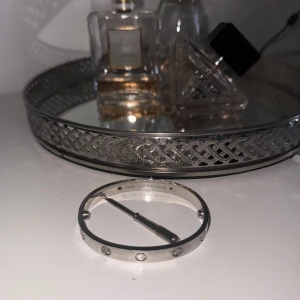 Armband med skruv - Säljer ett jätte fint rostfritt stål armband med stenar. 