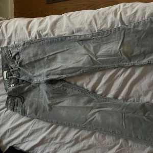 Lågmidjade bootcut jeans - Lågmidjade bootcut jeans från Gina i storlek 40, säljer då dem är för stora. Dem är använda kanske 1 gång. Nytt pris 500 kr, säljer för 360kr. priset kan diskuteras!💞💞