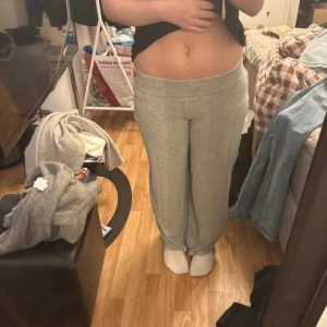 Grå mjukisbyxor med rak passform - Mysiga grå mjukisbyxor med normal passform och rak siluett. Byxorna har resår i midjan och är perfekta för en avslappnad stil. Tillverkade i mjukt material som känns skönt mot huden.