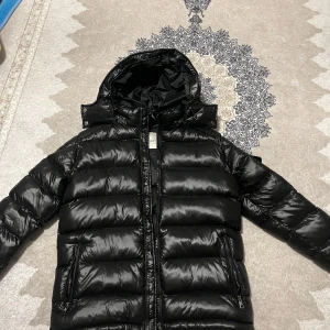 Moncler maya - Säljer en moncler maya. Helt ny och använt 3 gånger bara. Fin kvalité på jackan storlek 1/s