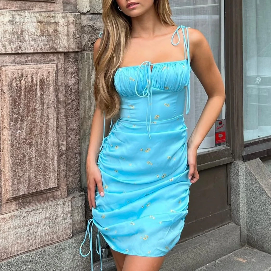 Adoore klänning i ljusblått med gula blommor, i storlek 40