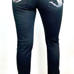 Jeans storlek M fr Poizen - Svarta jeans med lite stretch. Storlek M. Från Poizen. Midjevidd 77 cm. Innerbenslängd 79,5 cm. Ordpris 699kr.