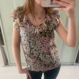 blommig sommar volang blus  - Vacker topp med blommor och volanger! Perfekt för sommaren 🌸🌸