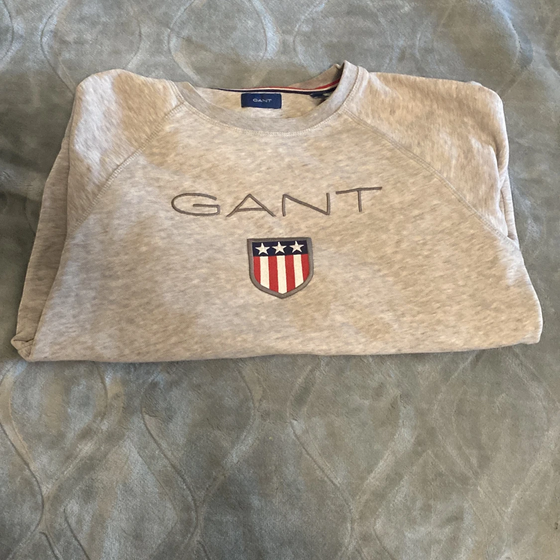 Ljusgrå sweatshirt från GANT - 1
