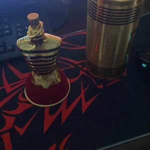 Jean Paul Gaultier Le Male Elixir Eau de Parfum -  125ml Exklusiv herrparfym i en guldig, kroppformad flaska med svarta ränder. Kommer i en matchande guldfärgad metallburk. Doften är intensiv och modern, perfekt för dig som vill sticka ut. Pris går att diskutera