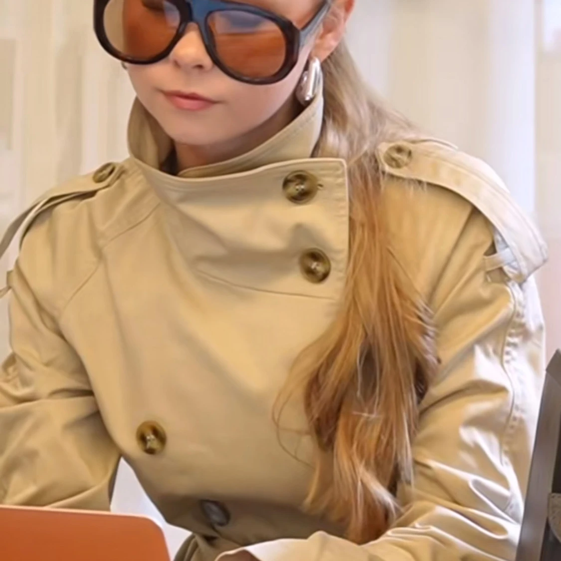 Beige trenchcoat med bälte och knappar - 1