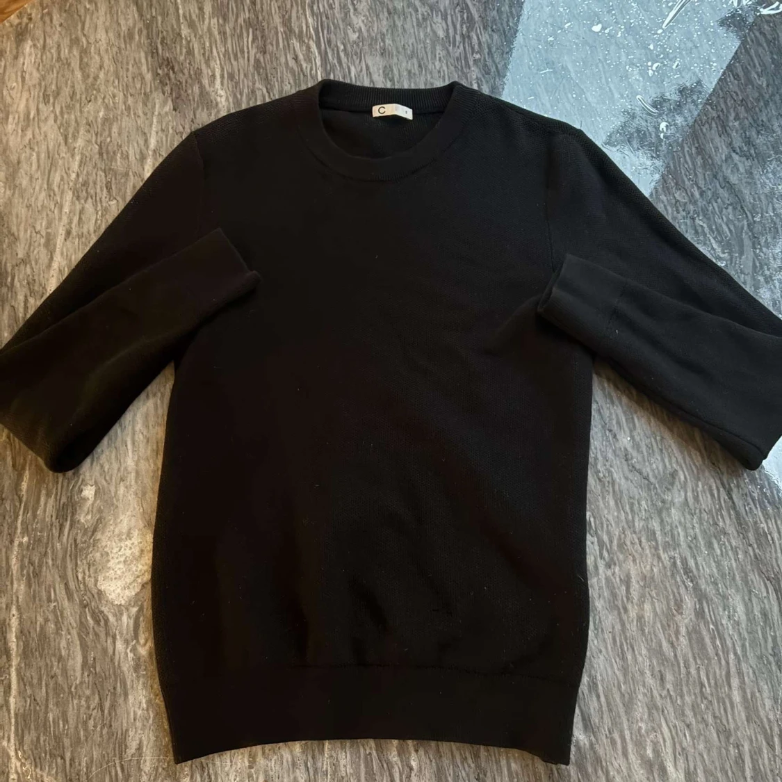 Svart stickad tröja med rund hals