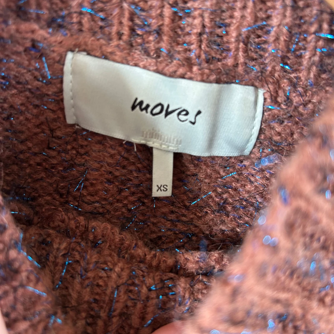 Stickad tröja med glittertråd från Moves - 2