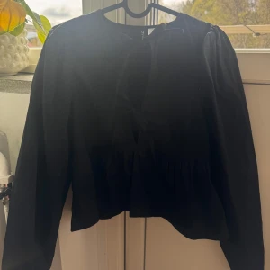 Svart peplumblus - Så fin svart peplumblus från H&M!❤️