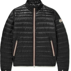  Moncler Daniel. - Moncler Daniel. Helt ny. Använd max 5 gånger. Svart. Strl 2/M, passar S. Stilren.