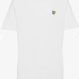 Vit t-shirt med broderad logga från Lyle & Scott - Clean vit t-shirt från Lyle & Scott med deras klassiska broderade gula fågel-logga på bröstet. Perfekt basic med normal passform och korta ärmar. Enkel att matcha med allt i garderoben.