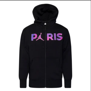 PSG X JORDAN HOODIE - Psg x jordan hoodie, bra skick lite ur tvättad men inga defekter annars. storlek Xs men mer en S/M ❗️FAST PRIS❗️