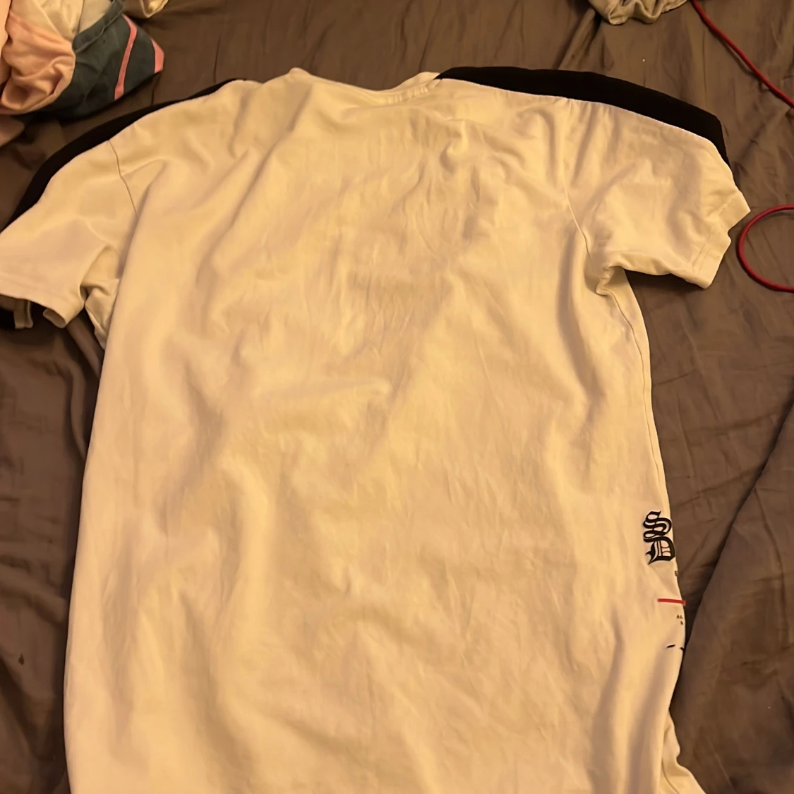 Vit t-shirt med svart text från Supply & Demand - 2