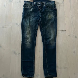 Dondup jeans  - Dondup jeans i marinblå färg. Storlek 34. Väldigt bra skick