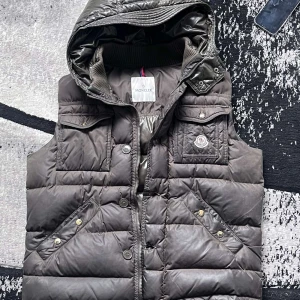 Vintage Moncler väst  - Gammal klassisk väst från Moncler i marin grön. Västen är använd med några är men annars är det ingent fel funktionsmässigt. Storlek är 4=Xl 