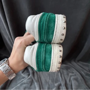 Valentino flycrews  - Tjenare! Jag säljer nu dessa valentino flycrews i storlek 41( passar 42)- Skorna har tappat totalt 5 nitar och är i väldigt bra skick👌- Nypris ca 8000- Skorna går ej att få tag på nya- dustbag ingår -priset för dessa är endast 3199kr, hör av dig vid minsta fråga eller fundering! MvH Theo😊.