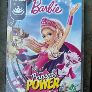 Barbie princess power - En otroligt bra barbiefilm som funkar utan några problem! Har såklart kollat på hela filmen själv så jag är säker att den fungerar, dock har fodralet fått några slag här o var, men inget som påverkar själva skivan!☺️filmen är på Engelska, spanska eller portugisiska!