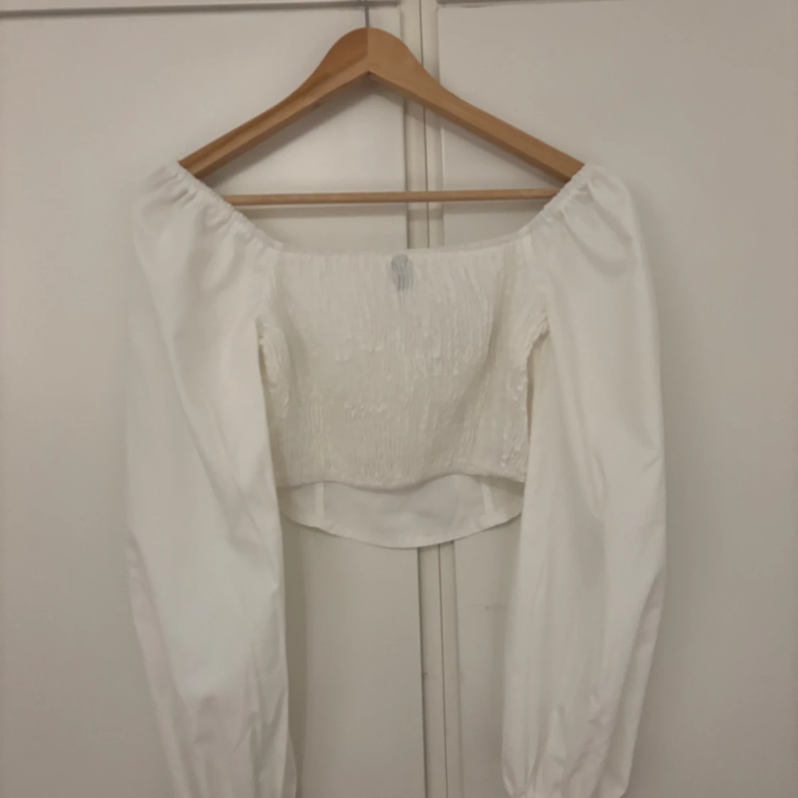 Vit offshoulder blus med puffärmar - 1