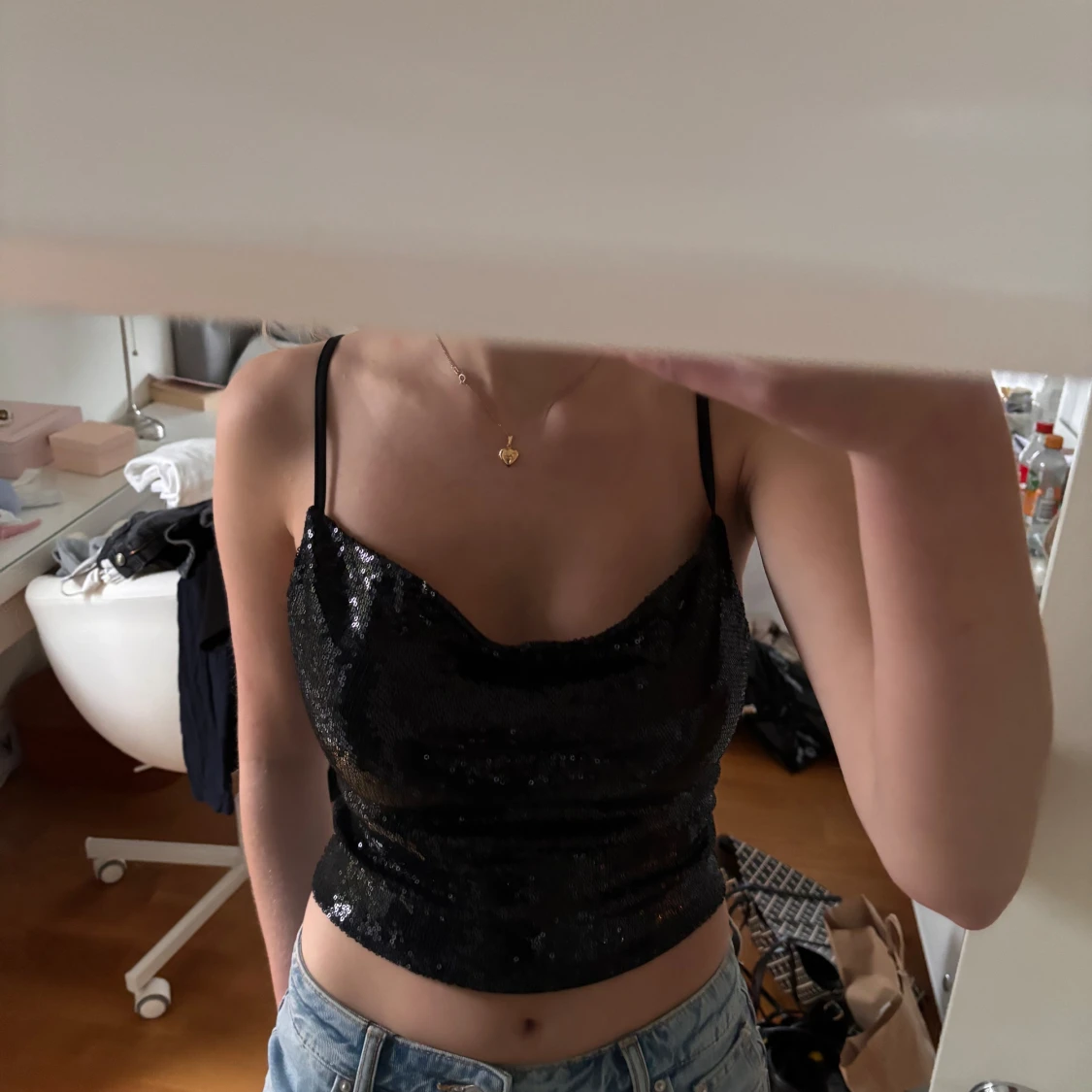 Svart paljettlinne med tunna axelband - 1