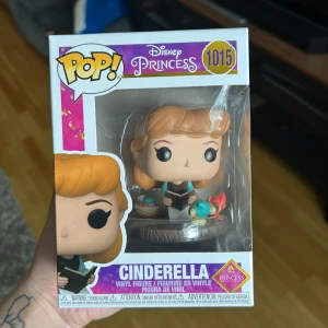 POP figur Askungen - Samlar inte på Disney POP figurer så jag vill bli av med denna. Oöppnad såklart.