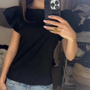 Svart fintröja - Jättefin svart tröja med volanger vid axlarna, säljer då den inte används. Den har bara använts ett fåtal gånger så inga defekter🙌🏻💕