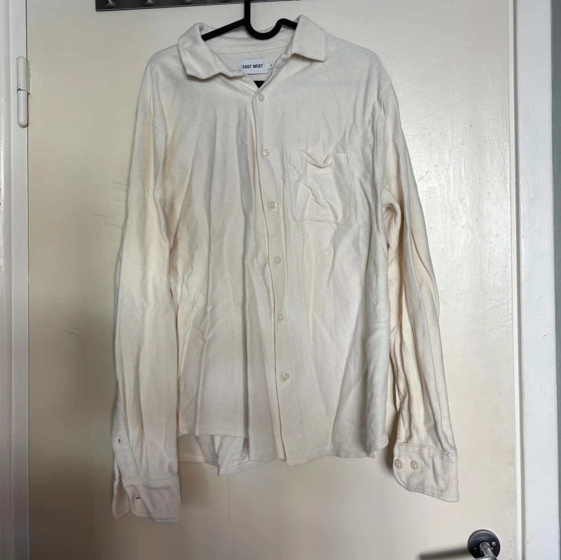 Ljusbeige långärmad skjorta från East West