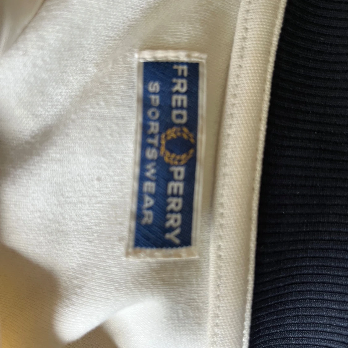 Vit och marinblå track jacket från Fred Perry - 2