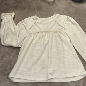 Blus från Zara  - Säljer en super gullig blus/topp från Zara🌸inga fläckar💞strl 11-12 år men passar xxs-xs💗går inte att köpa längre 🌸pris kan diskuteras 💞