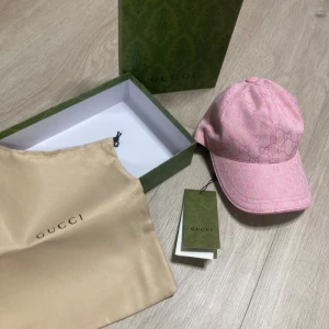 Rosa keps från Gg med GG-mönster - Gg keps skriv för mer info box kommer ej med