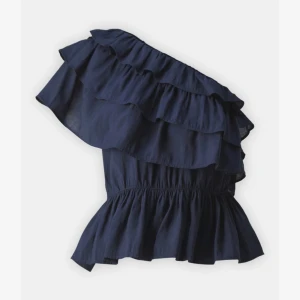 Marinblå volangtopp från Vero Moda - Supersnygg marinblå topp från Vero Moda med volanger och oneshoulder-design. 