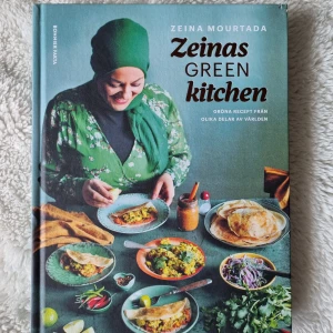 Zeinas Green Kitchen vego recept bok - Upptäck Zeina Mourtadas färgsprakande kokbok med gröna recept från hela världen! Perfekt för dig som vill laga vegetariskt och veganskt, inspireras av nya smaker och imponera på vänner med kreativa rätter. En modern kokbok för unga matälskare. Perfekt skick.