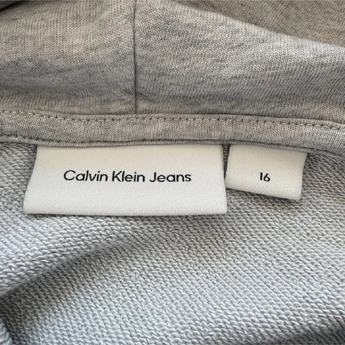 Ljusgrå hoodie från Calvin Klein Jeans - 2