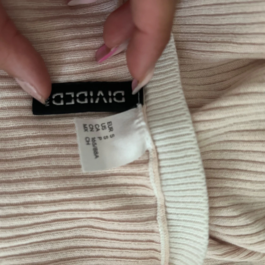 Ribbad vit topp från Divided - 2