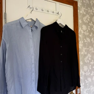 Två skjortor i linne från Gina Tricot - linneskjortor från Gina Tricot! ✨ – Storlek: 36 – Material: 100 % linne – perfekt för varma dagar! – Använd endast en gång, i nyskick. – Nypris: 998kr tillsammans (499 kr PER SKJORTA) – Mitt pris: 400 Tillsammans   OBS: du får båda för priset   Säljes då den tyvärr inte är min stil. Passa på att fynda en stilren och sval sommarfavorit! 💛