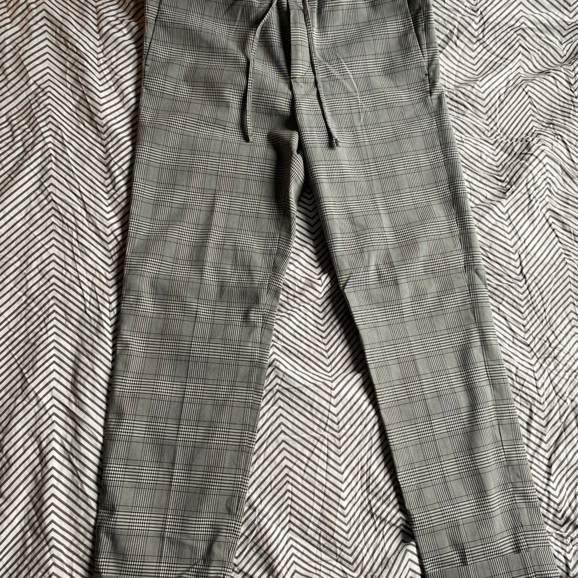 Rutig slim fit byxa från H&M