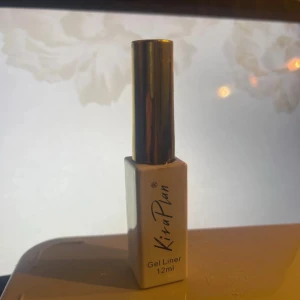 Kira Plan Gel Liner 12ml - Snygg gel eyeliner från Kira Plan i en stilren vit och guldig förpackning. Innehåller 12 ml och har en smidig applikator för skarpa linjer. Perfekt för att skapa både tunna och dramatiska looks.