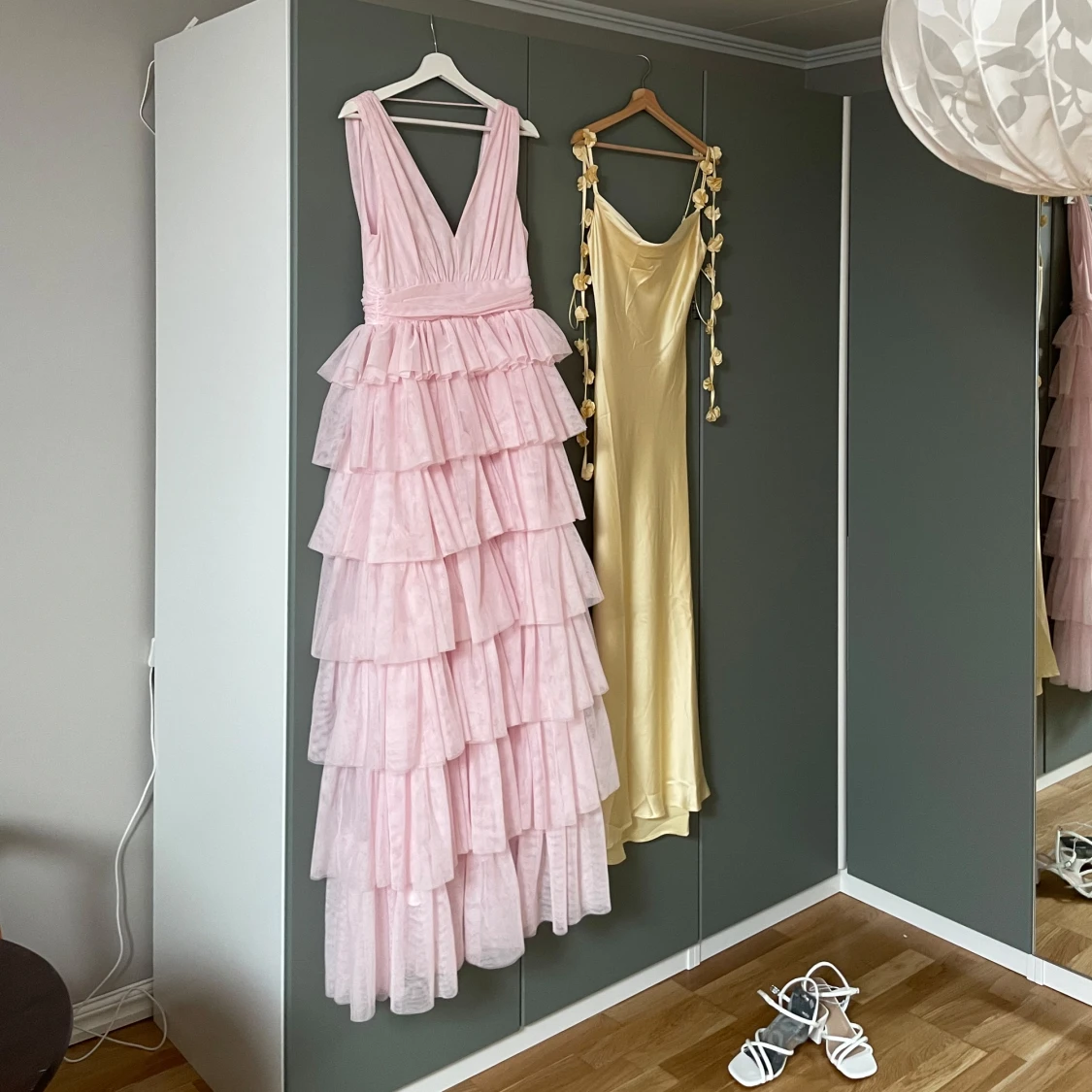 Ljusrosa volangklänning med djup v-ringning - 4