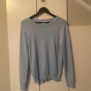 Ljusblå stickad tröja från Vila - Supermjuk ljusblå stickad tröja från Vila med rund halsringning och ribbade muddar vid ärmslut och nederkant. Perfekt för lager-på-lager och chill dagar. Enkel och stilren design som funkar till allt.💞