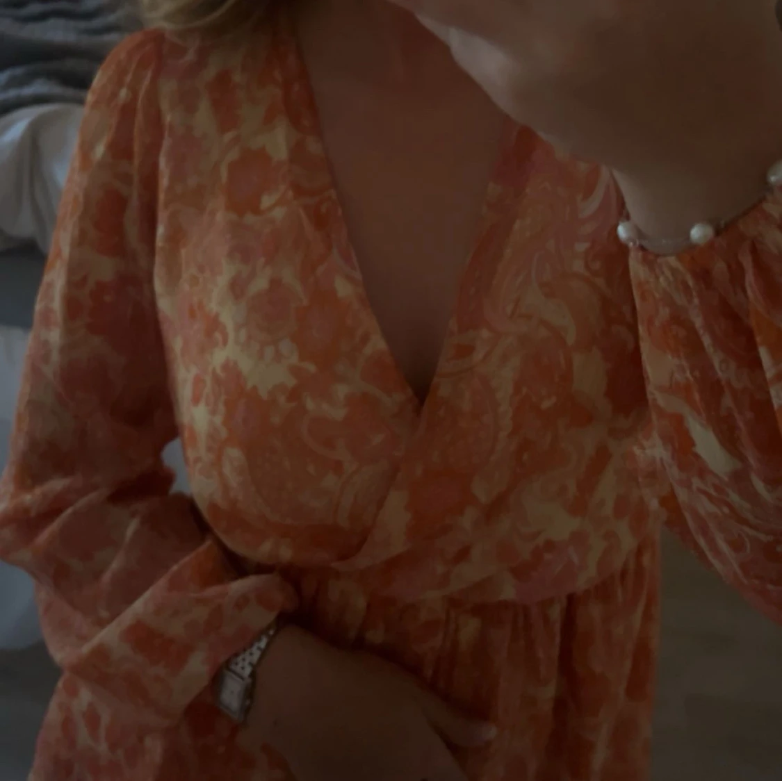 Kort omlottklänning i orange mönster - 1